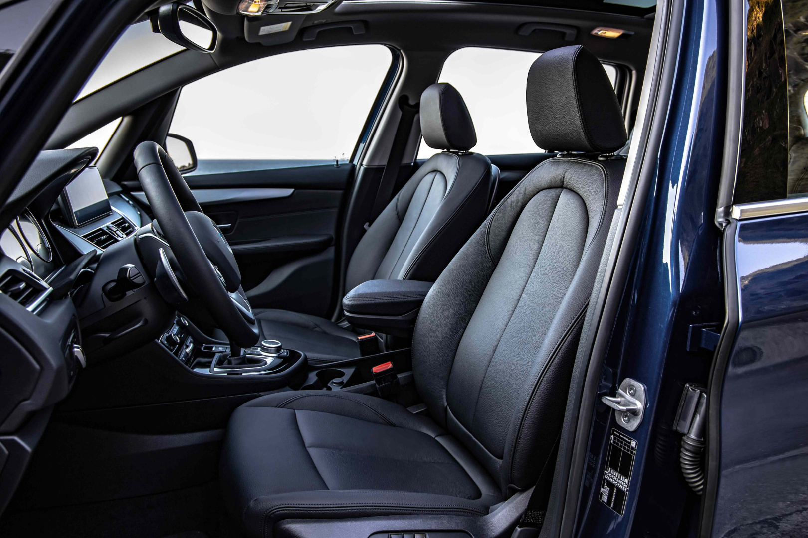 SMALL_[新聞照片二] 全新BMW 2系列Gran Tourer Deluxe Edition豪華版升級Dakota真皮內裝與雙前座電動腰靠，提供全家人加倍豪華的乘坐體驗